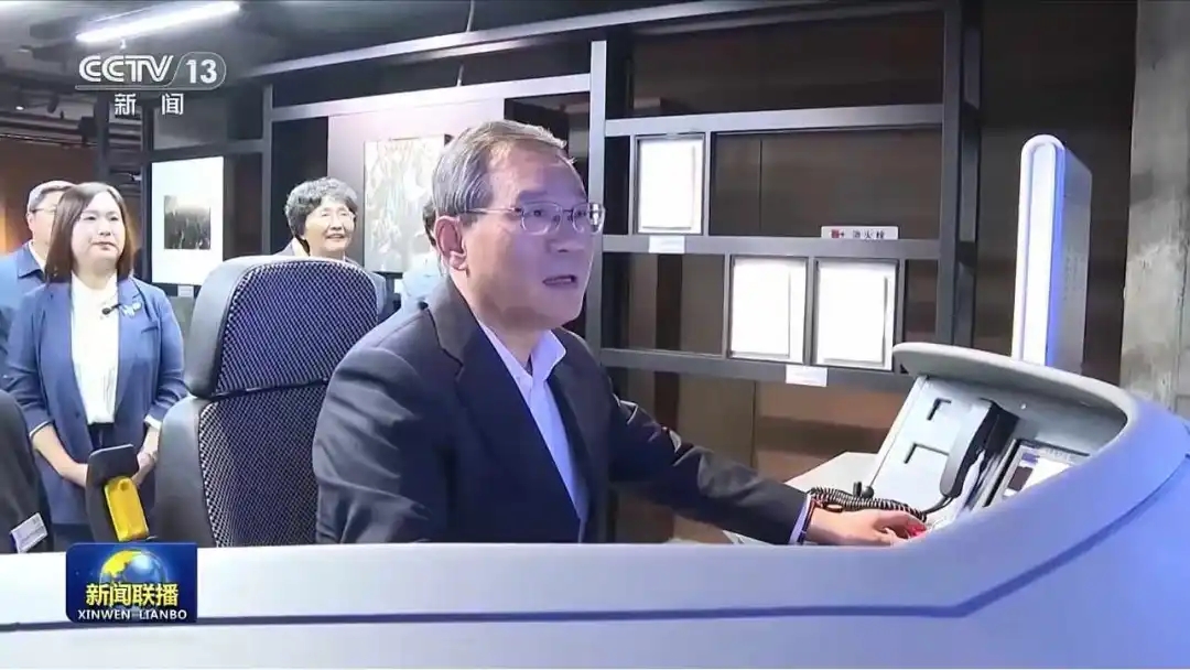 國務院總理李強參觀世界技能博物館，體驗復興號動車組模擬駕駛器